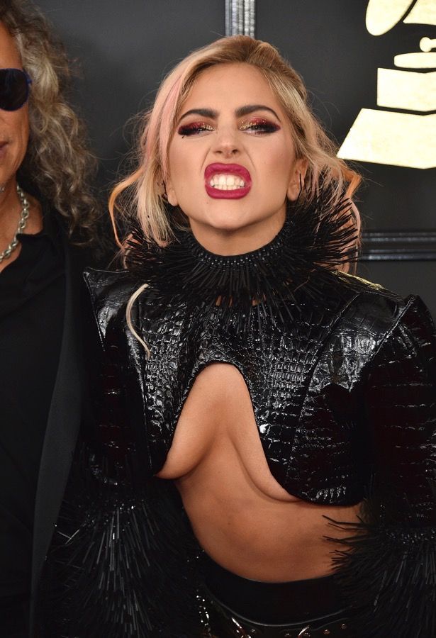 Premios Grammy 2017, Lady Gaga en la alfombra roja