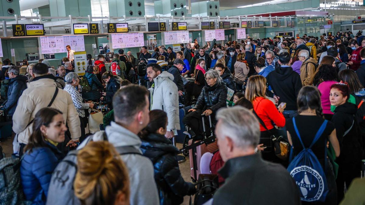 Importantes demoras en El Prats por la huelga de los trabajadores de handling de Iberia