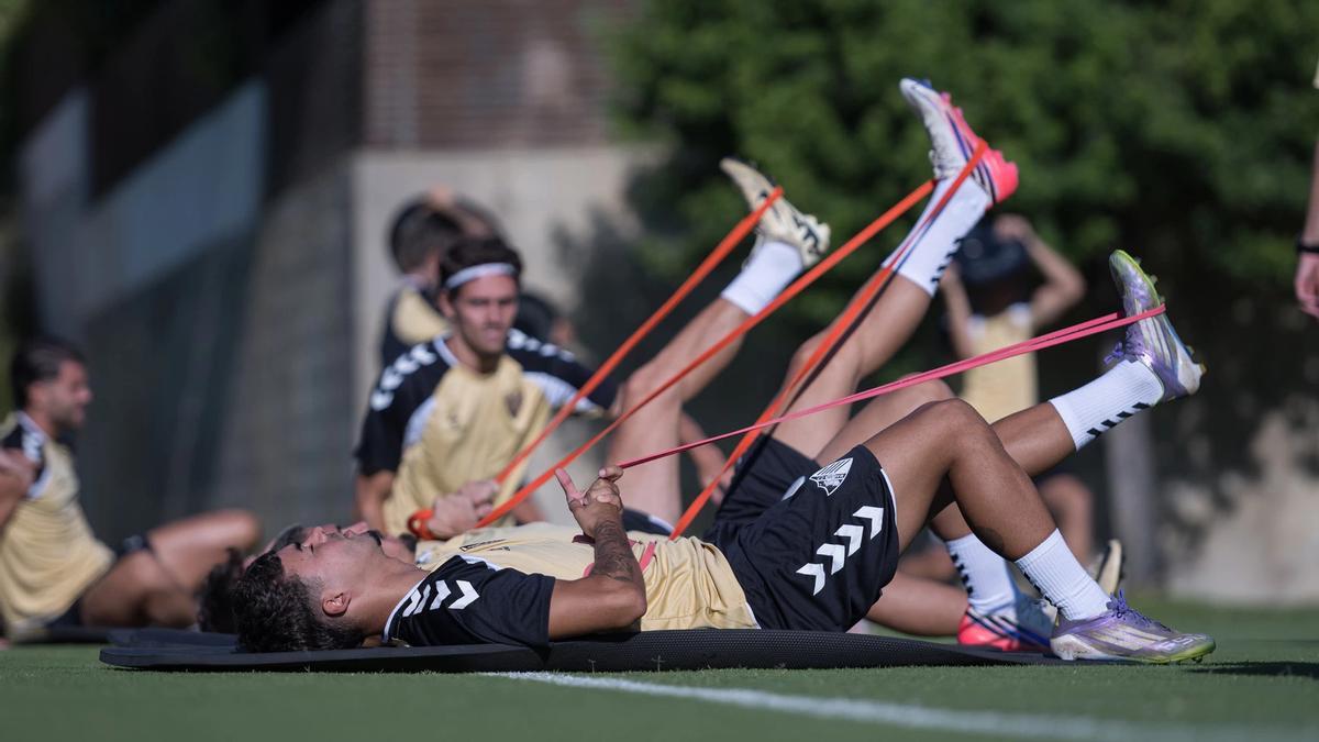 Los jugadores del Málaga Cf en el entrenamiento matutino.