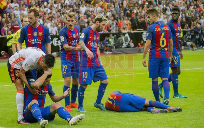 Las imágenes de la tangana entre el Valencia y el FC Barcelona