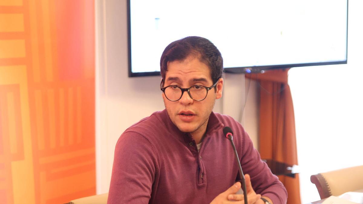 El concejal de Obras, Movilidad, Infraestructuras y Participación Ciudadana, Pablo Novo, informa sobre el proyecto a realizar en el parque José Regojo y sobre la PNL que se presenta al Congreso por la situación del ferrocarril