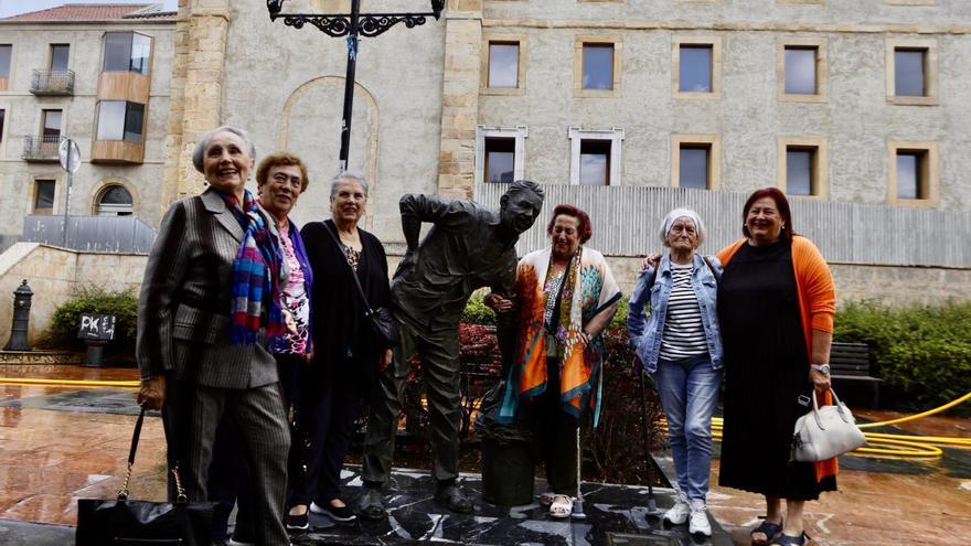 Por la izquierda, María Teresa Vela, María Pérez, Isabel Fano, Mariluz Rodríguez, Violeta Gómez y Begoña García, junto a la estatua de Rambal, ayer por la mañana, con el edificio de Tabacalera a sus espaldas.