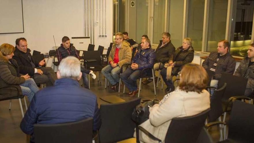 Asistentes a la reunión sobre el parque canino, ayer, en la sala de prensa del consistorio lalinense. // Bernabé/Ana Agra