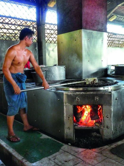 Cocinando para los casi 1.200 monjes del monasteri