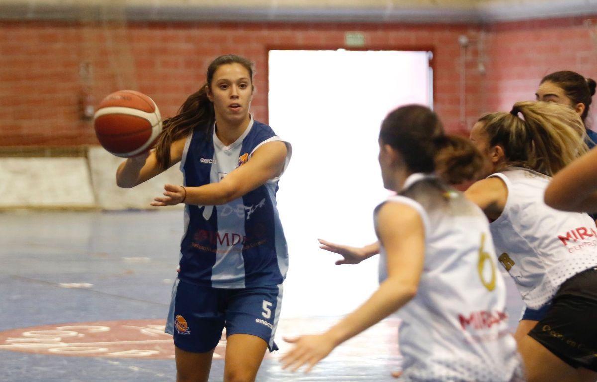 Marta Rubio (Adeba) realiza un pase.
