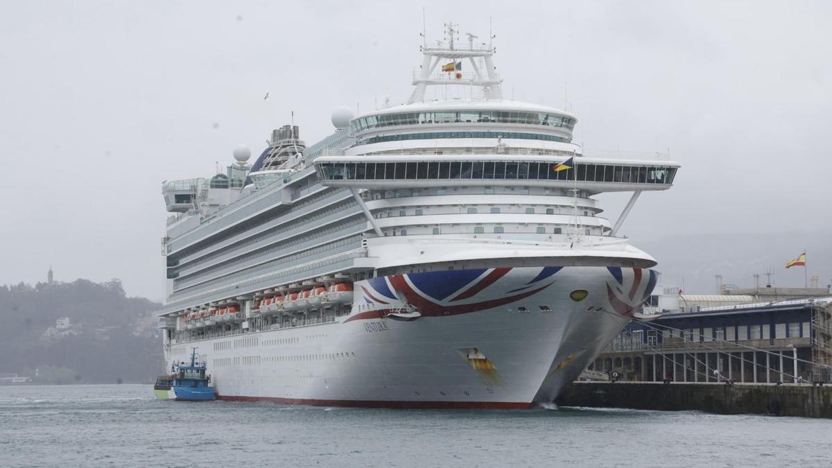 El 'Ventura', atracado en el muelle de cruceros de Vigo