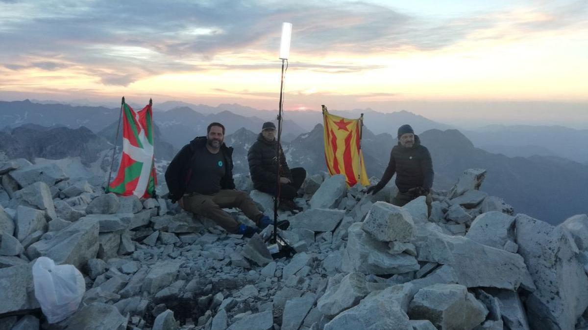 Participantes de la marcha en el Pico Perdiguero, cumbre situada en situada entre Aragón y Alto Garona.