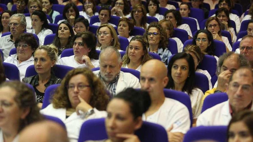 Profesionales sanitarios, durante una sesión clínica en el salón de actos del Hospital San Agustín.