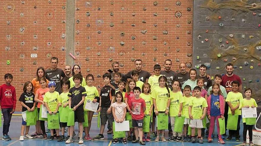 Niños de varias provincias se dan cita en el rocódromo de la Ciudad Deportiva