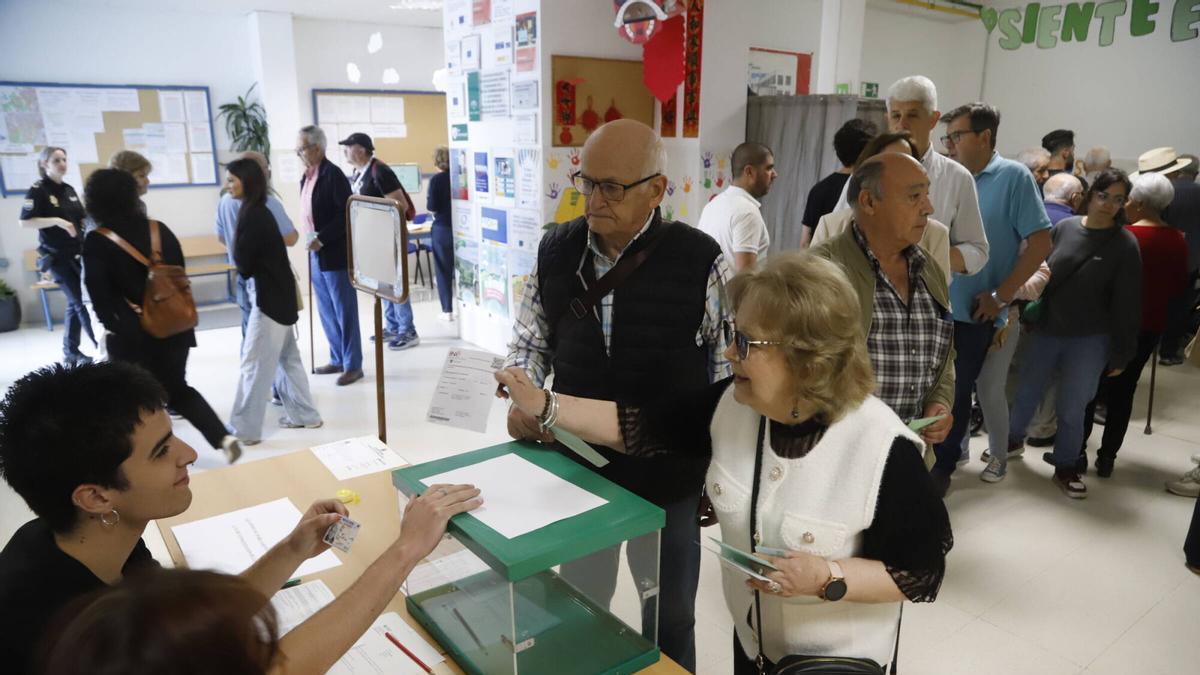 Cordobeses votando este 17M en el colegio Salvador Vinuesa de Córdoba