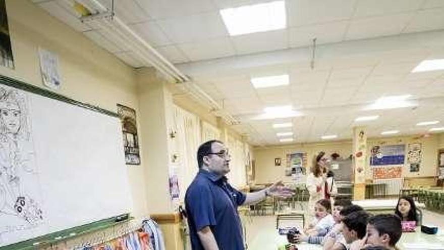 El ilustrador, en el CEIP El Pinar.