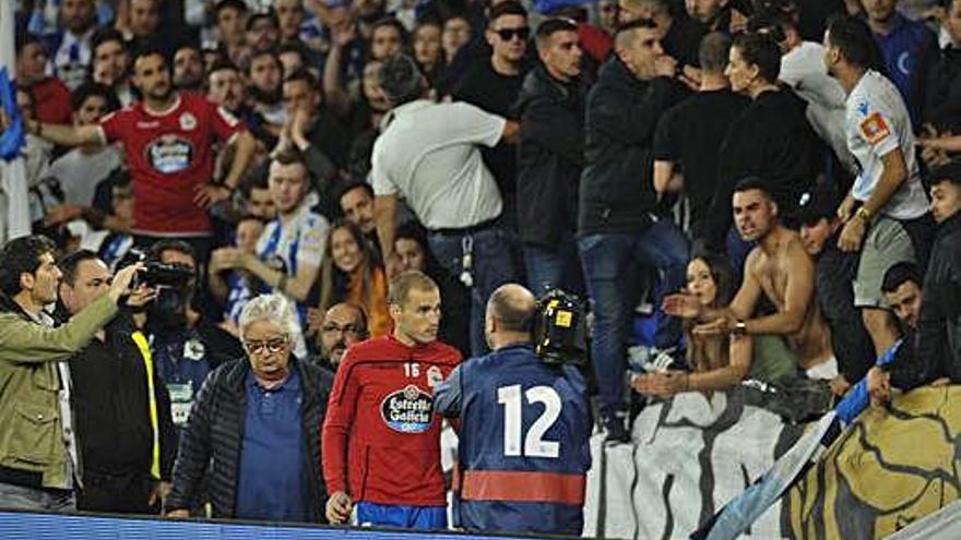 Álex salió al finalizar el partido