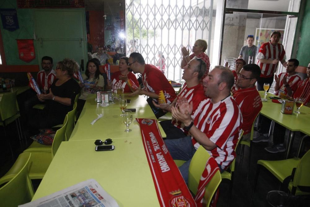 Aficionats del Girona seguint el partit contra el Còrdova