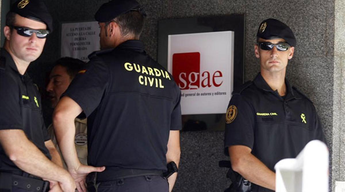 La Guàrdia Civil escorcolla la SGAE buscant proves d’una possible desviació de fons.