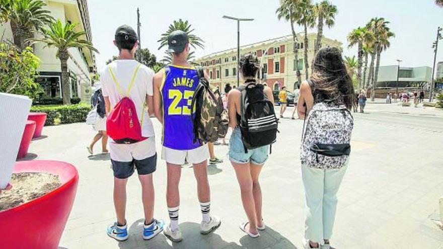 Cuatro amigos de Alicante y Murcia, también menores, que afirman cumplir todas las medidas. | PILAR CORTÉS