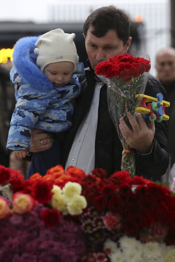 Rusia recuerda, con flores y velas, a las víctimas de la tragedia aérea en el Sinaí