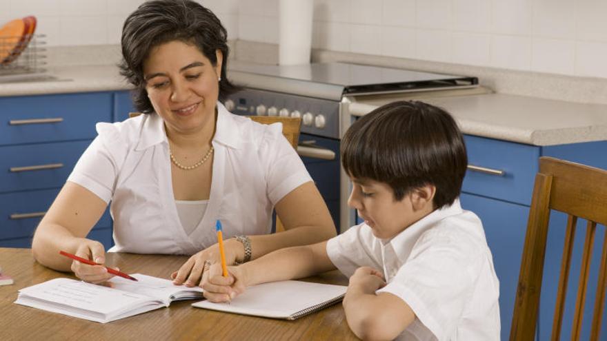 Una madre ayuda a su hijo con los deberes.