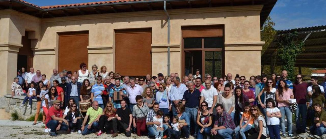 Foto de familia de la fiesta de los Ramos, ayer, en les escueles de Moru, en Ribadesella.