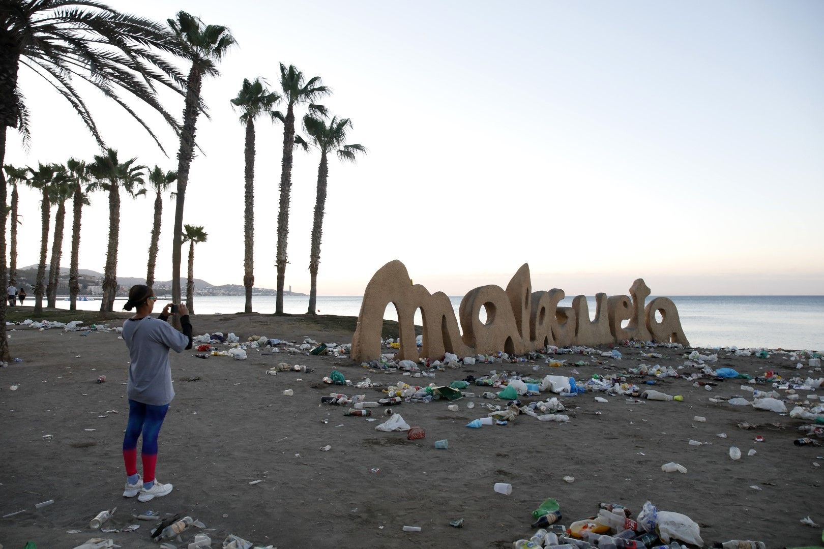 Limpieza en las playas de Málaga tras la noche de San Juan