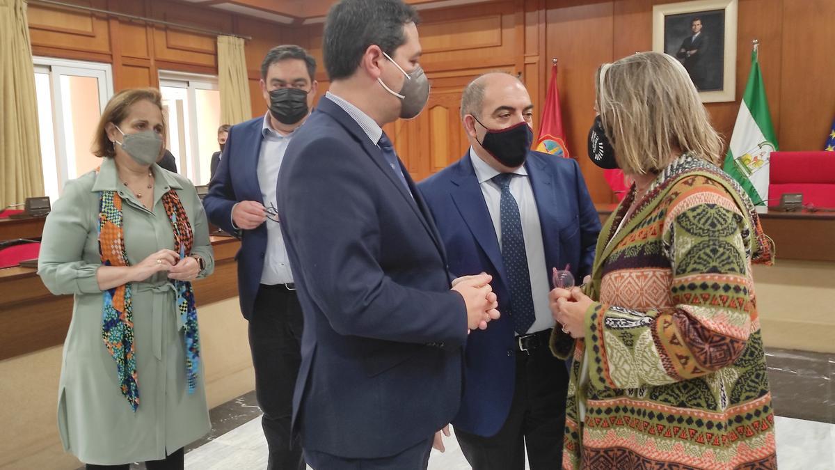 El alcalde junto al presidente de ATA Andalucía y la primera teniente de alcalde del Ayuntamiento de Córdoba.