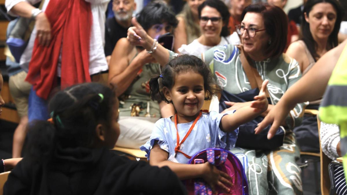 EN IMÁGENES: la llegada a Avilés de los niños saharauis del programa "Vacaciones en paz"