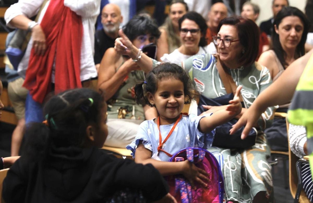 EN IMÁGENES: la llegada a Avilés de los niños saharauis del programa ...