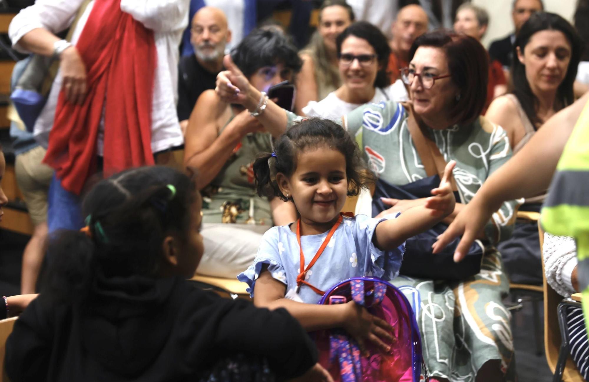 EN IMÁGENES: la llegada a Avilés de los niños saharauis del programa "Vacaciones en paz"