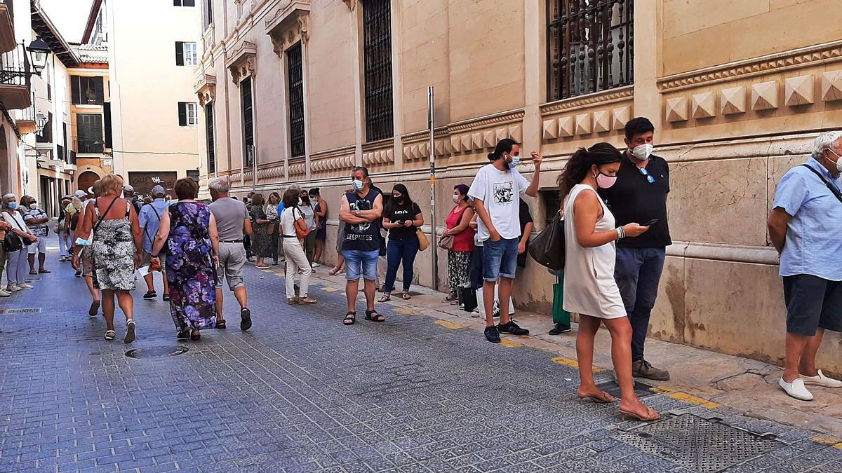 Largas colas en el Banco de España de Palma de ciudadanos que acudieron a cambiar el dinero.