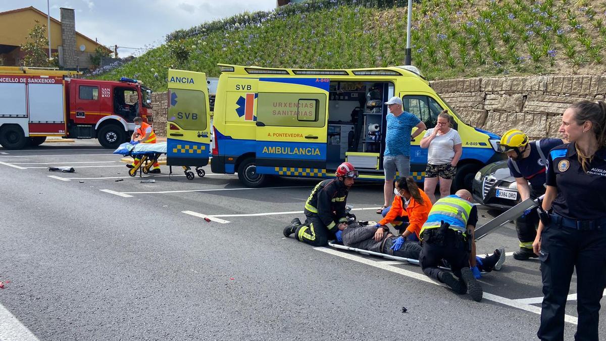 Los servicios sanitarios y de Emerxencias atienden al herido en Sanxenxo