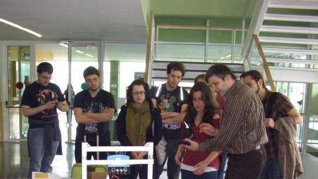 'Obradoirobot' en la Escuela Superior de Enxeñería. / la opinión