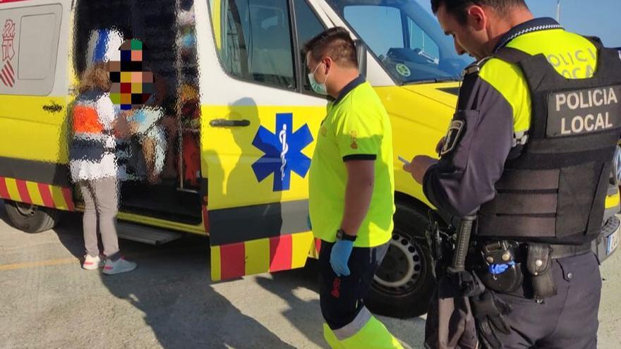 Un policía local junto a la ambulancia donde atienden al rescatado.