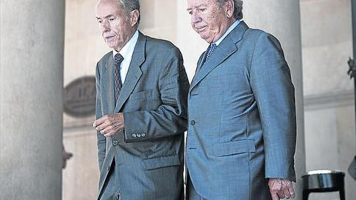 Afectado 8 Núñez (derecha), tras conocer la primera sentencia.