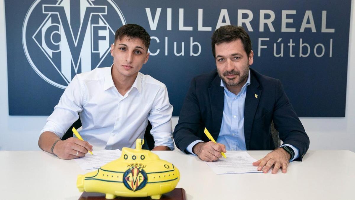 Andrés Ferrari junto a Roig Negueroles en la firma del contrato