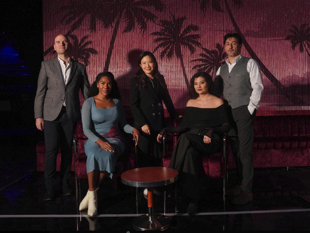 Sentadas: J’Nai Bridges (Carmen) y Aigul Akhmetshina (Carmen). De pie: Michael Fabiano (Don José), Eun Sun Kim (directora de orquesta) y Charles Castronovo (Don José).