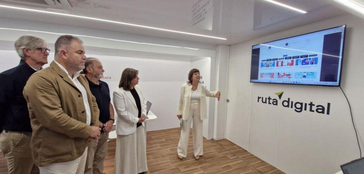 Por la izquierda, Marcos Niño, Paniceres, Tomás Fernández y Gimena Llamedo, durante su recorrido por el aula móvil. | LNE