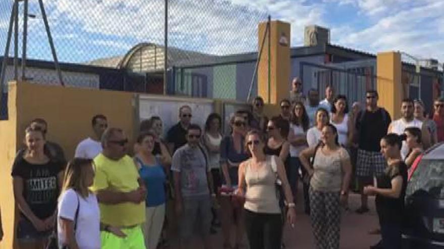 Protesta de la comunidad escolar del Colegio Amanecer de Torrevieja