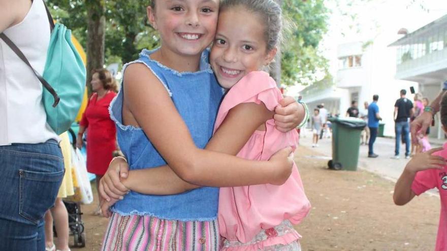 Arriba, Candela García y Paula Medina. Sobre estas líneas, los primos Gabriel Álvarez y María de Lara, en la zona de juegos infantiles.