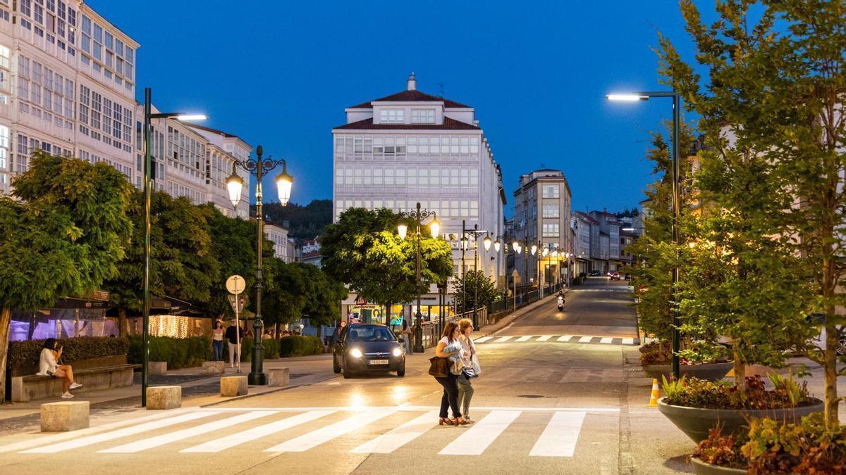 Nueva iluminación en los Soportales y los pasos peatonales de la plaza García Naveira.