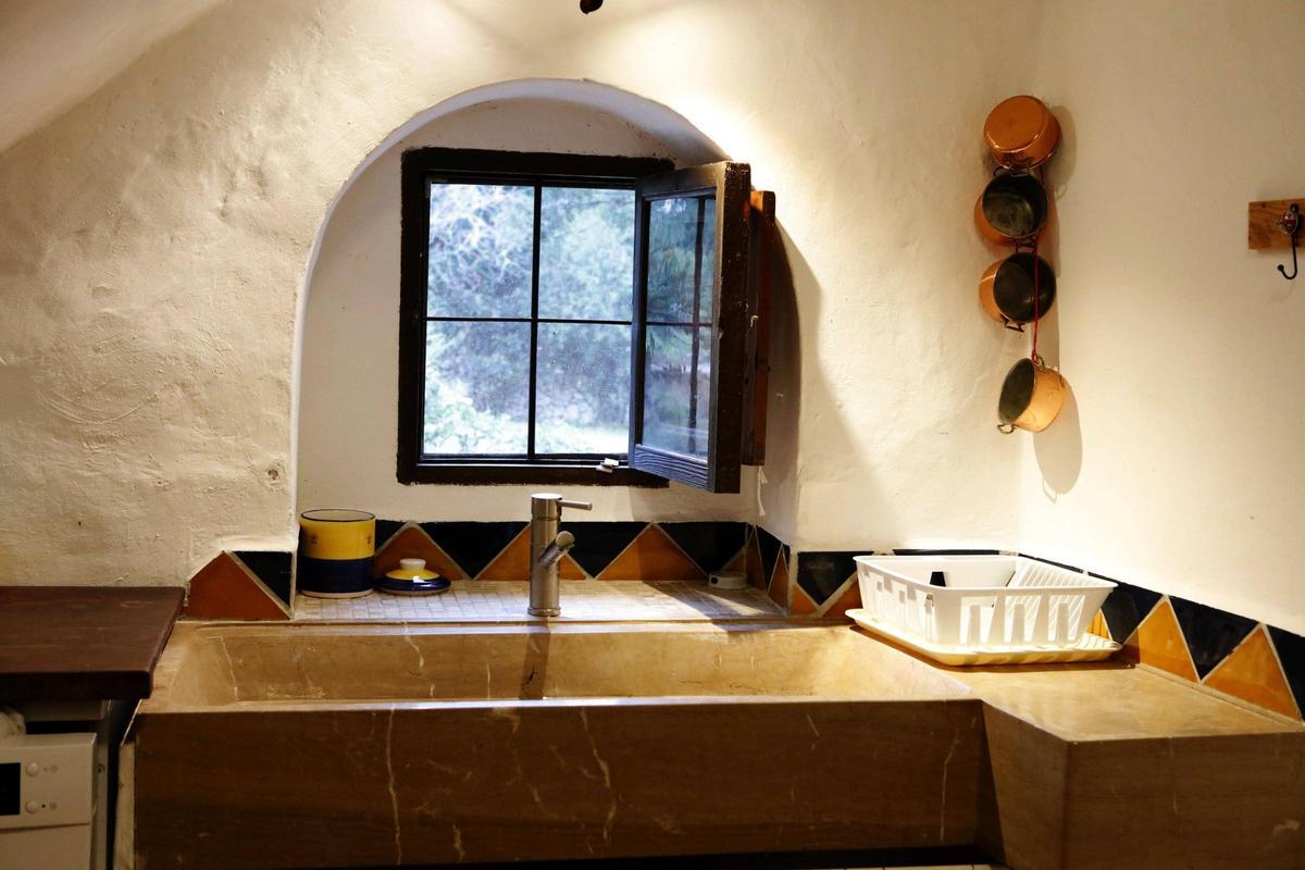 Abwasch mit Blick ins Grüne - eine der Küchen von Can Garrit.