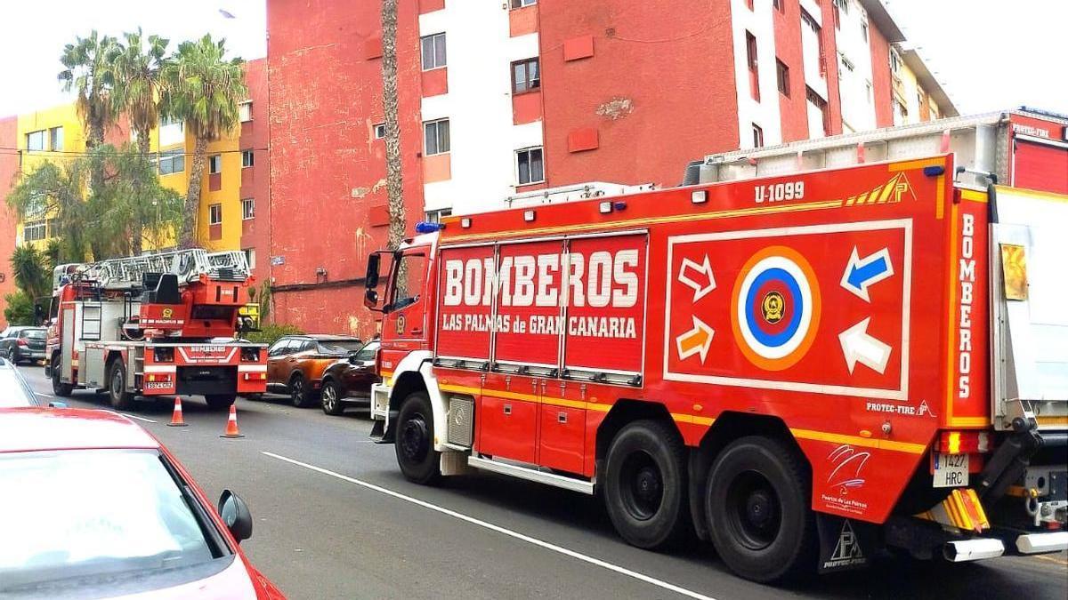 Los bomberos acuden a desalojar un edificio en Las Chumberas.