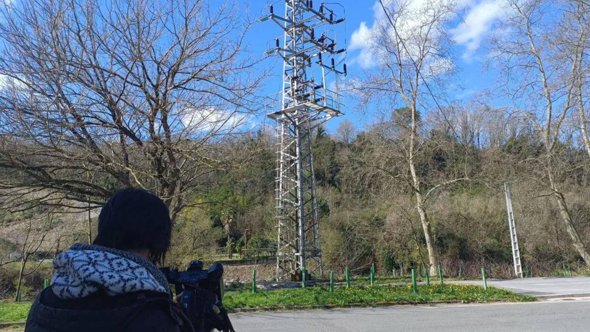 Muere un niño electrocutado al subirse a una torre de alta tensión