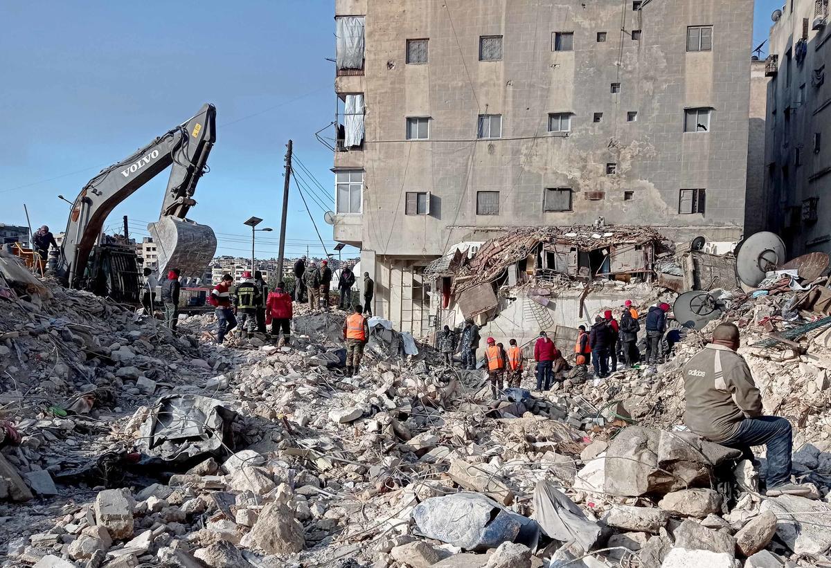 Trabajos de búsqueda y rescate tras el derrumbe de un edificio en la ciudad siria de Alepo por los terremotos en Turquía