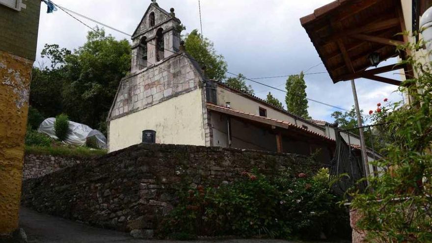 La iglesia de San Pedro de Loredo, en Mieres.