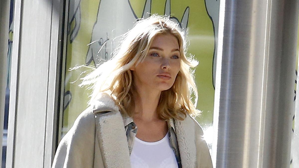 Elsa Hosk con camiseta blanca, camisa de cuadros y chaqueta de borreguito