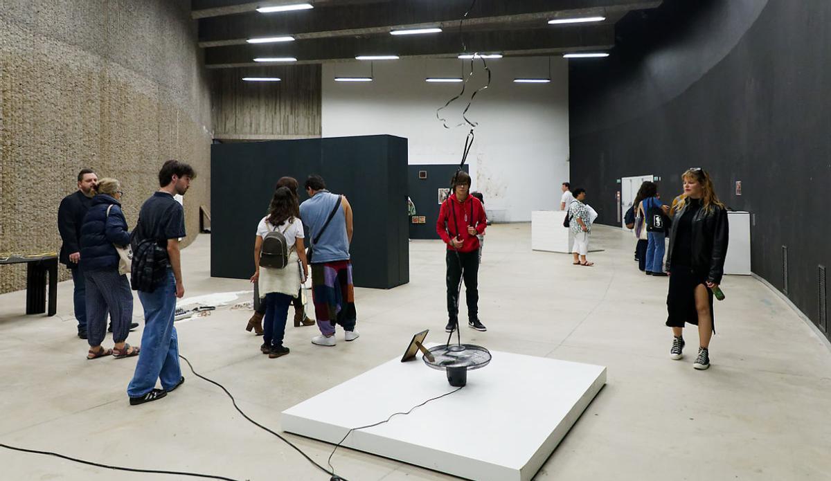 Un detalle de la inauguración de la muestra en la Facultad de Bellas Artes.