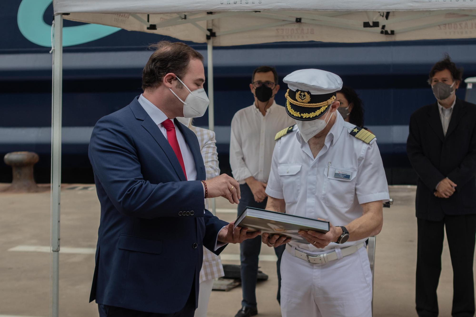 Atraca en Cartagena el primer crucero que llega a España tras la covid