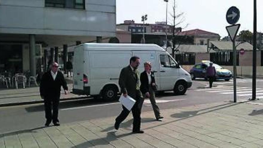 Por la izquierda, Miguel Valdés-Hevia, abogado de Igrafo, y Javier Díaz Dapena, representante de Almacenes Pumarín, con su cliente, Alfonso Carlos Sánchez, detrás.