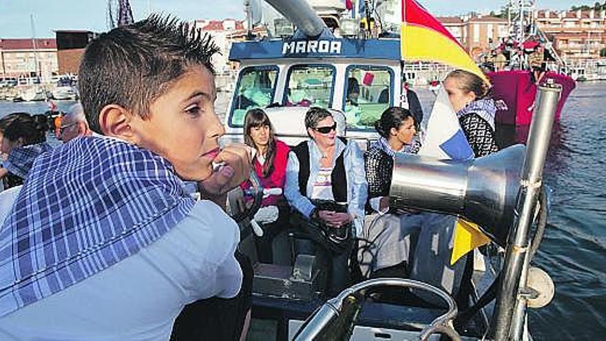 Participantes en la procesión a bordo del «Maroa», patronado por Eloy Sopeña.