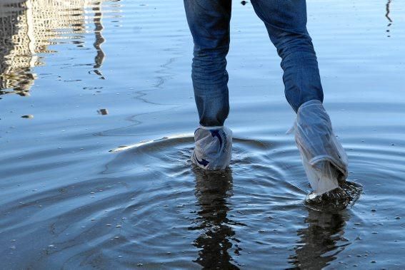 In dem kleinen Dorf in der Nähe des Flughafens von Mallorca steht das Wasser - und fließt seit Dezember nicht ab. Die Anwohner beklagen die Untätigkeit der Politik.