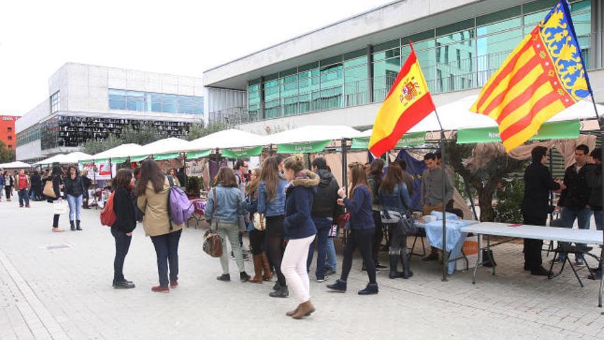 Estudiantes de Tarongers no dudaron en acercarse a la feria para ver qué les ofrecían.